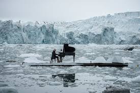 Greenpeace a invité Ludovico Einaudi à jouer sur l’océan Arctique